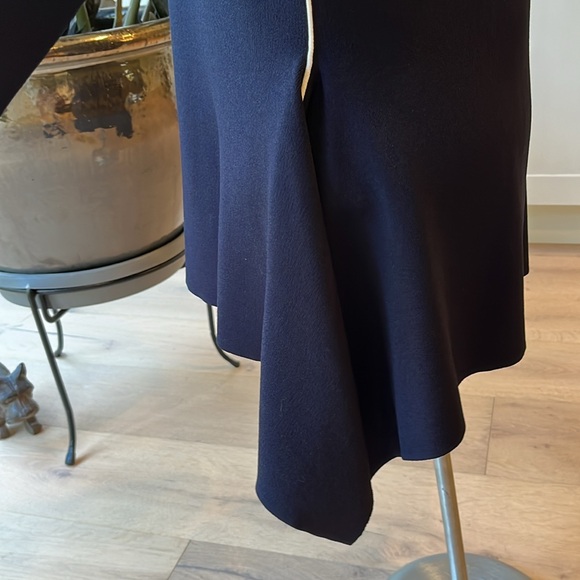 EUC Navy Gabby Isabella round neck navy sweater with longer asymmetrical hem - Picture 6 of 11